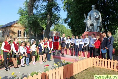 Празднование Дня Победы на Берестовитчине началось с проведения традиционной звездной эстафеты От памятника к памятнику1